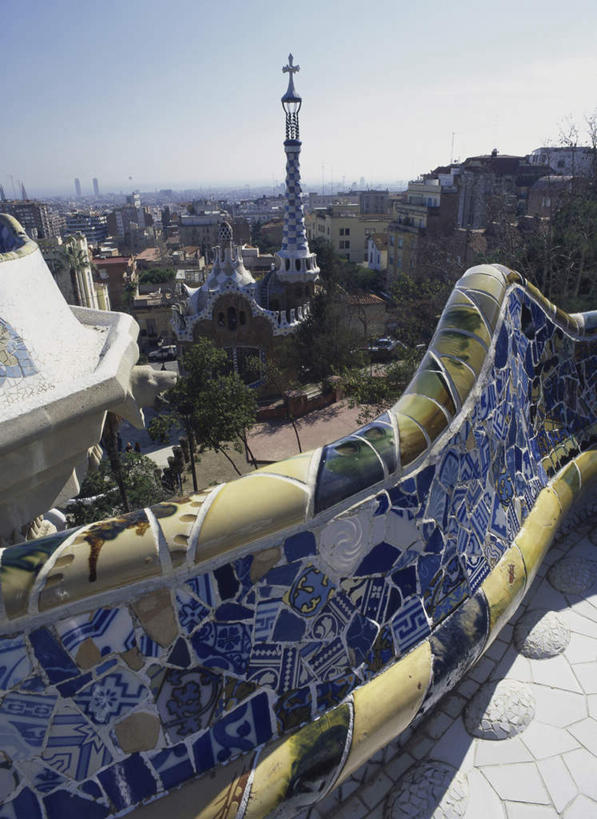 无人,公园,家,栏杆,露台,竖图,俯视,室外,白天,度假,美景,植物,阳台,城市风光,城市,西班牙,欧洲,巴塞罗那,阴影,光线,十字架,影子,房屋,墙,屋子,景观,围栏,娱乐,护栏,楼房,墙壁,墙面,住宅,树,树木,蓝色,绿色,蓝天,天空,阳光,自然,天,享受,休闲,景色,放松,生长,晴朗,成长,南欧,奎尔公园,万里无云,首府,古埃尔公园,加泰罗尼亚,西班牙王国,晴空,晴空万里,彩图,高角度拍摄,房子,露天阳台