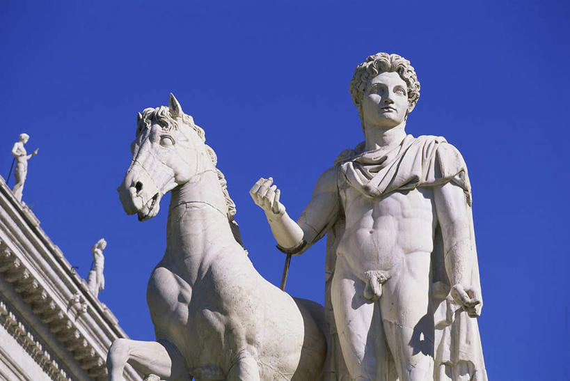 西方人,无人,三个人,站,横图,室外,白天,仰视,旅游,度假,标志建筑,地标,建筑,马,野生动物,雕塑,意大利,欧洲,罗马,欧洲人,阴影,艺术,装饰,光线,雕刻,雕像,影子,墙,首都,娱乐,建设,裸露,墙壁,墙面,蓝色,蓝天,天空,阳光,动物,工艺品,天,站着,享受,休闲,旅游胜地,放松,运输,牲畜,晴朗,纪念,美术,南欧,主题,裸,陈列,万里无云,意大利共和国,功能,美学,卡比托利欧广场,卡比托利欧山,男人,男性,中年男性,白种人,晴空,晴空万里,站立,半身,彩图,低角度拍摄