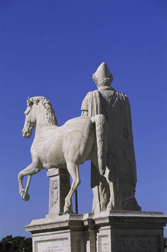 西方人,一个人,无人,站,竖图,室外,白天,仰视,旅游,度假,植物,标志建筑,地标,建筑,马,野生动物,雕塑,意大利,欧洲,罗马,欧洲人,仅一个男性,仅一个人,仅一个中年男性,阴影,服装,艺术,装饰,光线,雕刻,雕像,影子,首都,娱乐,建设,一匹,树,树木,衣服,蓝色,绿色,蓝天,天空,阳光,自然,动物,工艺品,天,站着,享受,休闲,旅游胜地,放松,运输,服饰,牲畜,生长,晴朗,成长,纪念,美术,衣着,穿着,南欧,主题,陈列,万里无云,意大利共和国,功能,美学,衣饰,卡比托利欧广场,卡比托利欧山,男人,男性,中年男性,白种人,晴空,晴空万里,站立,彩图,低角度拍摄,全身