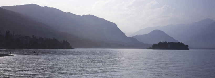 无人,横图,室外,白天,正面,旅游,度假,湖,湖泊,美景,山,山脉,水,雾,意大利,欧洲,阴影,波纹,朦胧,模糊,光线,影子,湖面,景观,山峰,水流,水面,涟漪,山峦,背光,娱乐,蓝色,倒影,蓝天,水纹,天空,阳光,自然,波浪,湖水,群山,天,享受,休闲,景色,放松,晴朗,迷雾,倒映,南欧,自然风光,逆光,万里无云,意大利共和国,水晕,反照,马焦雷湖,大雾,晴空,晴空万里,彩图