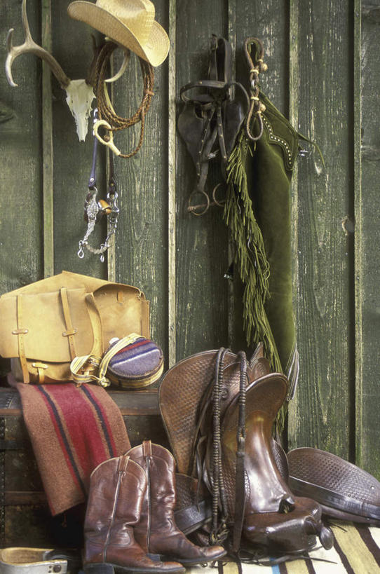 无人,竖图,室外,特写,白天,正面,静物,帽子,鞋子,椅子,服装,木制,木椅,墙,靴子,墙壁,墙面,衣服,木制品,牛仔帽,服饰,衣着,穿着,牛仔靴,衣饰,彩图