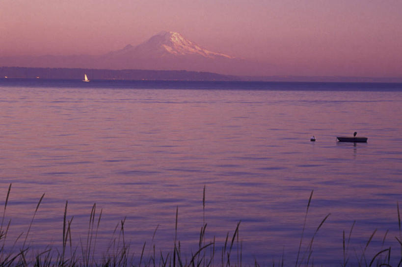 无人,横图,室外,白天,正面,旅游,度假,湖,湖泊,石头,美景,日落,山,山脉,水,植物,船,华盛顿,美国,波纹,枯萎,石子,湖面,景观,山峰,水流,水面,晚霞,霞光,落日,木船,枯草,涟漪,山峦,娱乐,草,黄色,倒影,水纹,自然,黄昏,交通工具,波浪,湖水,群山,享受,休闲,景色,彩霞,放松,倒映,北美,舟,北美洲,自然风光,载具,美洲,华盛顿州,普吉特海湾,水晕,常绿之州,常青州,北亚美利加洲,亚美利加洲,夕照,反照,石块,岩石,夕阳,彩图,斜阳