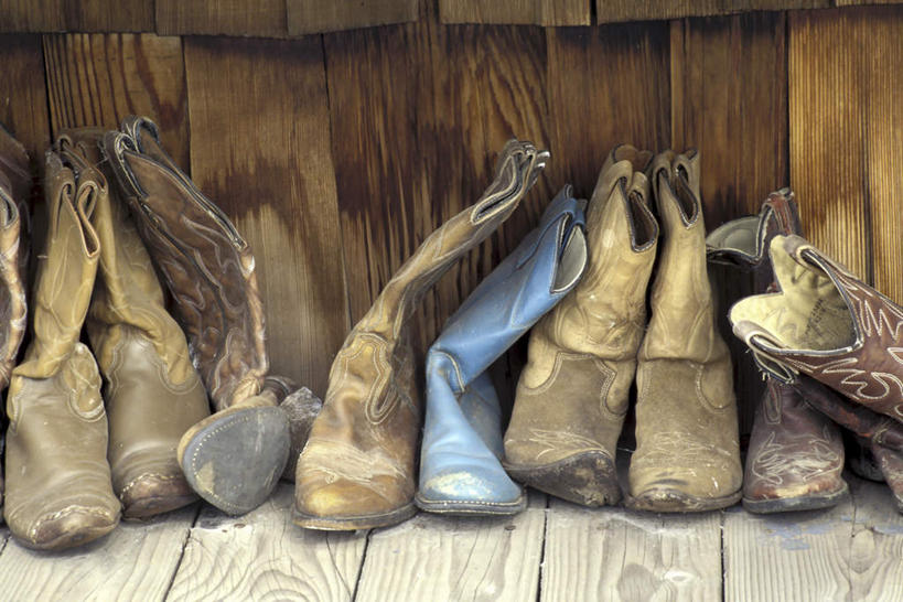 无人,横图,室外,特写,白天,正面,地板,静物,鞋子,一排,许多,阴影,整齐,反射,影子,墙,地面,很多,靴子,木地板,墙壁,墙面,排列,队列,牛仔靴,彩图