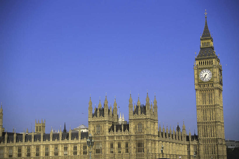 无人,家,横图,室外,白天,仰视,旅游,度假,名胜古迹,窗户,标志建筑,地标,建筑,英国,欧洲,伦敦,阴影,遗迹,时间,光线,时钟,影子,房屋,墙,屋子,公寓,钟楼,首都,计时,古迹,文物,娱乐,建设,古建筑,洋房,楼房,大本钟,大笨钟,威斯敏斯特宫,国会大厦,玻璃窗,墙壁,墙面,住宅,蓝色,蓝天,天空,阳光,钟表,天,享受,休闲,表,旅游胜地,放松,晴朗,西欧,大不列颠,古文明,威斯敏斯特市,国会大楼,大不列颠及北爱尔兰联合王国,万里无云,英国议会大厦,议会大厦,议会大楼,首都大厦,州议会大厦,州政府,州会议厅,塔钟,大不列颠联合王国,日不落英帝国,雾都,威斯敏斯特宫报时钟,伊丽莎白塔,钟,晴空,晴空万里,彩图,低角度拍摄,房子