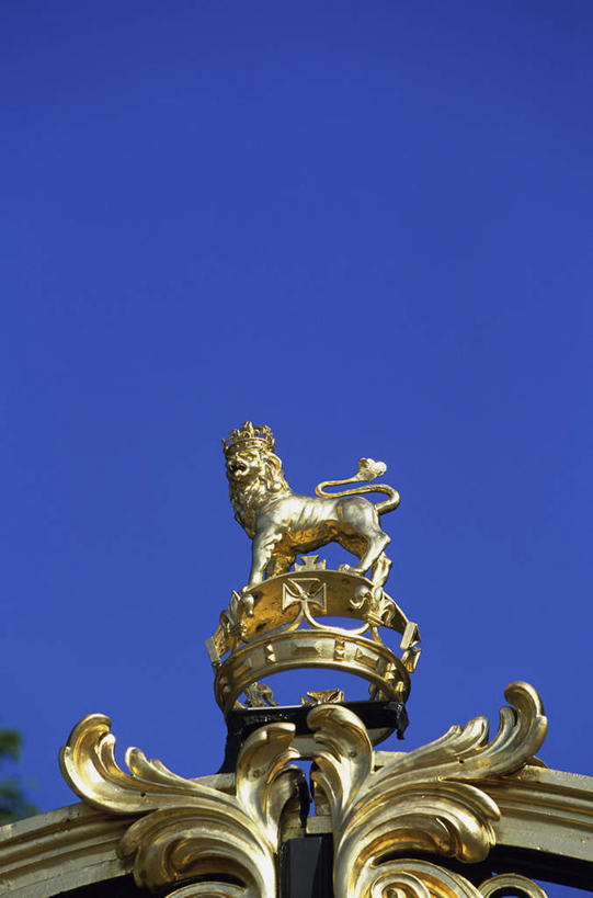 无人,竖图,室外,特写,白天,仰视,旅游,度假,门,标志建筑,地标,建筑,雕塑,英国,欧洲,伦敦,阴影,艺术,装饰,光线,雕刻,雕像,影子,首都,娱乐,建设,白金汉宫,蓝色,蓝天,天空,阳光,工艺品,门框,天,享受,休闲,金色,旅游胜地,放松,晴朗,纪念,美术,富贵,西欧,主题,大不列颠,陈列,忠诚,大不列颠及北爱尔兰联合王国,万里无云,功能,美学,富丽,大不列颠联合王国,日不落英帝国,名誉,荣华,雾都,办公厅,藏金库,美术陈列馆,白金汉屋,帝国纪念堂,晴空,晴空万里,彩图,低角度拍摄