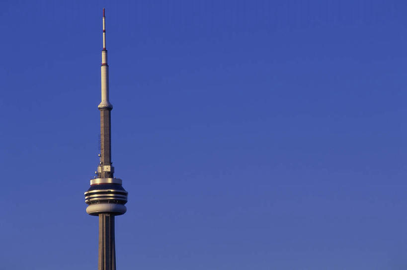 无人,横图,室外,白天,仰视,旅游,度假,标志建筑,地标,建筑,加拿大,阴影,光线,影子,娱乐,建设,蓝色,蓝天,天空,阳光,天,享受,休闲,旅游胜地,放松,晴朗,北美,北美洲,美洲,电视塔,多伦多,万里无云,省会,北亚美利加洲,亚美利加洲,加拿大多伦多电视塔,加拿大国家电视塔,CN电视塔,安大略省,安省,北方好莱坞,多伦多市,西恩塔,晴空,晴空万里,彩图,低角度拍摄