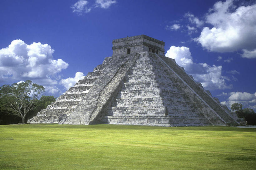 无人,横图,室外,白天,正面,旅游,度假,草地,草坪,石头,名胜古迹,植物,地标,墨西哥,阴影,遗迹,光线,三角形,石子,影子,云,云朵,云彩,古迹,历史,文物,娱乐,古建筑,废墟,草,树,树木,蓝色,绿色,白云,蓝天,天空,阳光,自然,天,享受,休闲,旅游胜地,金字塔,放松,生长,晴朗,成长,北美,陵墓,北美洲,玛雅金字塔,美洲,古文明,尤卡坦半岛,尤卡坦州,奇琴伊察,羽蛇神殿,方锥形,北亚美利加洲,亚美利加洲,墨西哥合众国,仙人掌王国,艾尔卡斯提洛金字塔,加敦半岛,坎佩切金字塔,库库尔坎金字塔,库库尔坎神庙,玛雅古城,玛雅古城遗址,玛雅神庙,玛雅遗址,奇琴伊查,奇琴伊察玛雅城,奇琴伊察玛雅金字塔,契晨伊特萨,犹加敦,羽蛇神金字塔,石块,岩石,晴空,彩图,标志性建筑