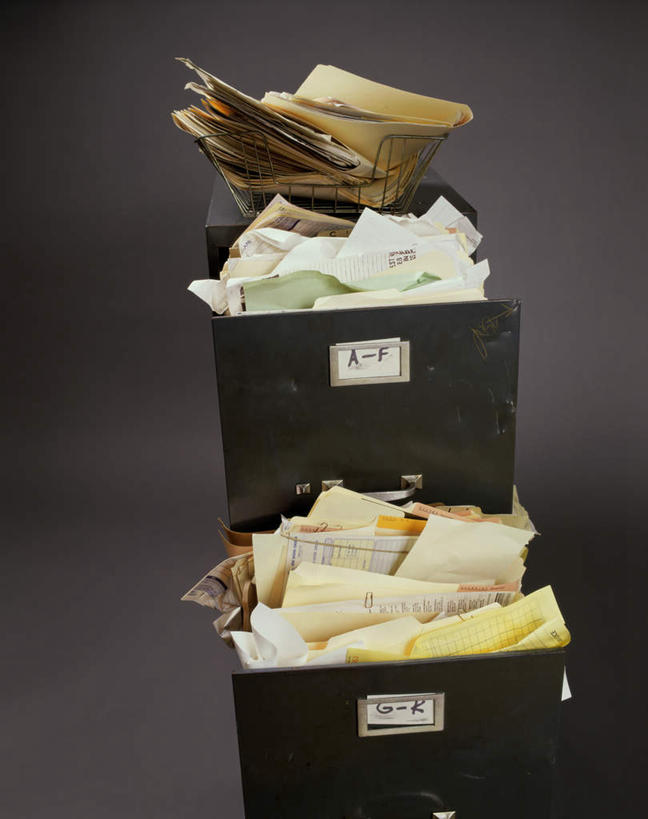 无人,竖图,俯视,室内,特写,白天,柜子,抽屉,一排,阴影,整齐,反射,材料,档案,文件,影子,排列,容器,资料,打开,摄影,影棚,储藏,堆,开启,储存,队列,文档,档案柜,文件架,资料架,文件框,文件盘,文件托盘,文件座,资料档,资料座,彩图,高角度拍摄,影棚拍摄,拍摄,贮存