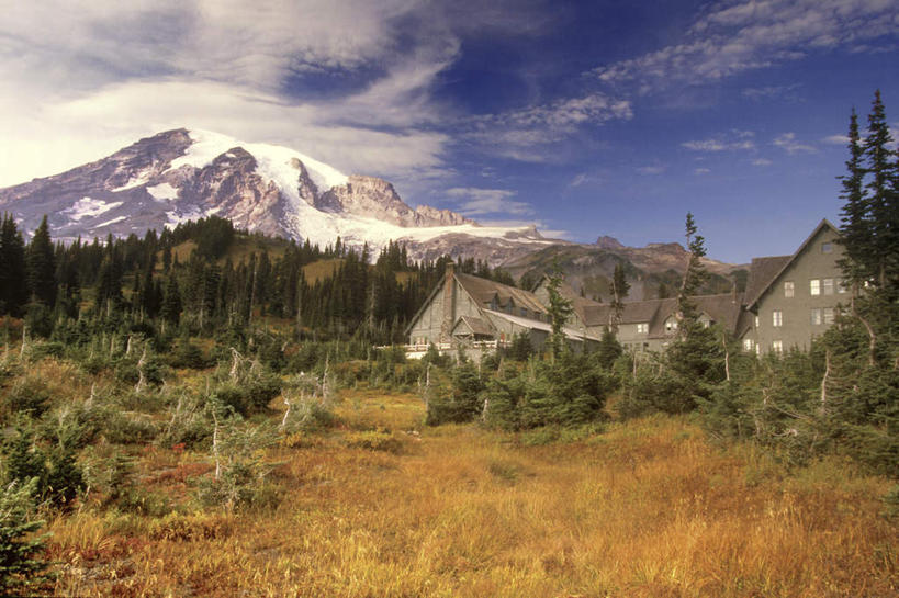 无人,横图,室外,白天,正面,旅游,度假,草地,草坪,火山,石头,美景,山,雪,雪山,植物,大雪,华盛顿,美国,阴影,光线,石子,影子,冰,积雪,景观,山峰,雪景,云,云朵,冬季,冬天,山峦,云彩,娱乐,草,树,树木,蓝色,绿色,白云,蓝天,天空,阳光,自然,天,享受,休闲,景色,放松,寒冷,生长,晴朗,成长,冰冷,北美,北美洲,自然风光,美洲,华盛顿州,西雅图,雷尼尔山,雷尼尔山国家公园,瑞尼尔山国家公园,常绿之州,常青州,北亚美利加洲,亚美利加洲,严寒,冰凉,酷寒,凛冽,凛凛,极冷,绿宝石城,翡翠之城,雨城,常绿之城,阿拉斯加门户,女王之城,喷气机之城,常青城,瑞尼尔山,活火山,石块,岩石,晴空,彩图