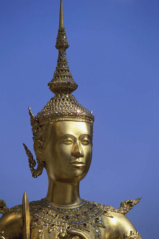 无人,寺庙,竖图,室外,白天,仰视,旅游,度假,名胜古迹,标志建筑,地标,建筑,雕塑,曼谷,泰国,亚洲,阴影,节日,遗迹,艺术,装饰,光线,雕刻,雕像,影子,首都,古迹,文化,文物,娱乐,建设,古建筑,蓝色,蓝天,天空,阳光,工艺品,庙宇,天,祈祷,享受,休闲,健康,金色,旅游胜地,放松,许愿,宗教,东南亚,佛教,信仰,晴朗,纪念,玉佛寺,祈求,美术,富贵,主题,陈列,古文明,忠诚,万里无云,一尊,泰王国,大皇宫,功能,美学,富丽,释教,名誉,荣华,曼谷皇宫,平安,晴空,晴空万里,半身,彩图,低角度拍摄,皇宫,庙,寺