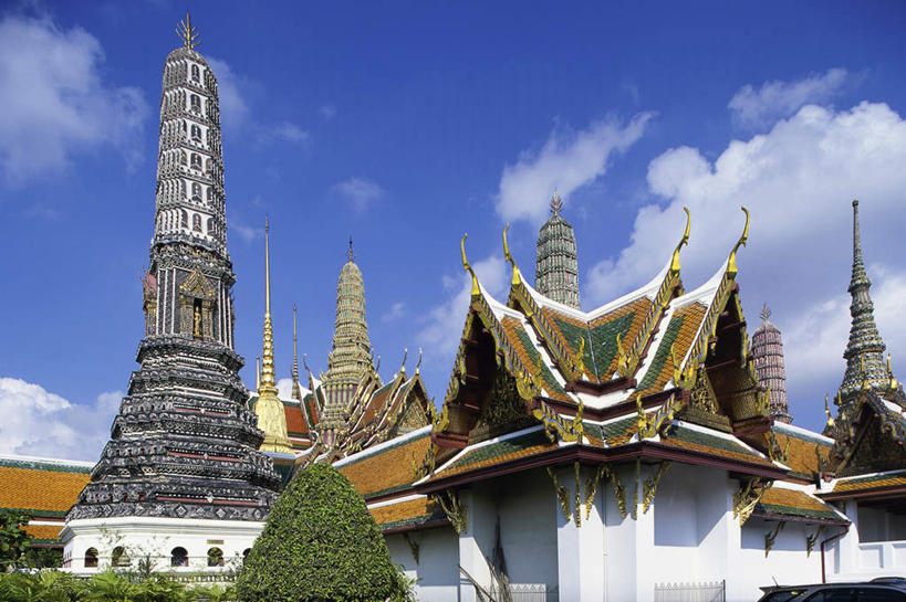 无人,寺庙,横图,室外,白天,仰视,旅游,度假,名胜古迹,植物,标志建筑,地标,建筑,曼谷,泰国,亚洲,阴影,节日,遗迹,光线,瓦片,影子,墙,屋顶,云,云朵,首都,云彩,顶棚,瓦,古迹,文化,文物,娱乐,建设,古建筑,墙壁,墙面,树,树木,蓝色,绿色,白云,蓝天,天空,阳光,自然,庙宇,天,祈祷,享受,休闲,健康,旅游胜地,放松,许愿,宗教,建造,东南亚,佛教,信仰,生长,晴朗,成长,纪念,玉佛寺,祈求,古文明,屋瓦,泰王国,大皇宫,释教,曼谷皇宫,平安,晴空,彩图,低角度拍摄,皇宫,庙,寺