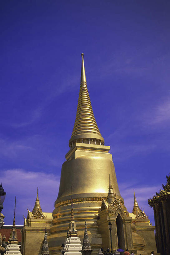 无人,寺庙,竖图,室外,白天,仰视,旅游,度假,名胜古迹,标志建筑,地标,建筑,曼谷,泰国,亚洲,阴影,节日,遗迹,光线,瓦片,影子,墙,屋顶,云,云朵,首都,云彩,顶棚,瓦,古迹,文化,文物,娱乐,建设,古建筑,墙壁,墙面,蓝色,白云,蓝天,天空,阳光,庙宇,天,祈祷,享受,休闲,健康,金色,旅游胜地,放松,许愿,宗教,建造,东南亚,佛教,信仰,晴朗,纪念,玉佛寺,祈求,富贵,古文明,忠诚,屋瓦,泰王国,大皇宫,富丽,释教,名誉,荣华,曼谷皇宫,平安,晴空,彩图,低角度拍摄,皇宫,庙,寺