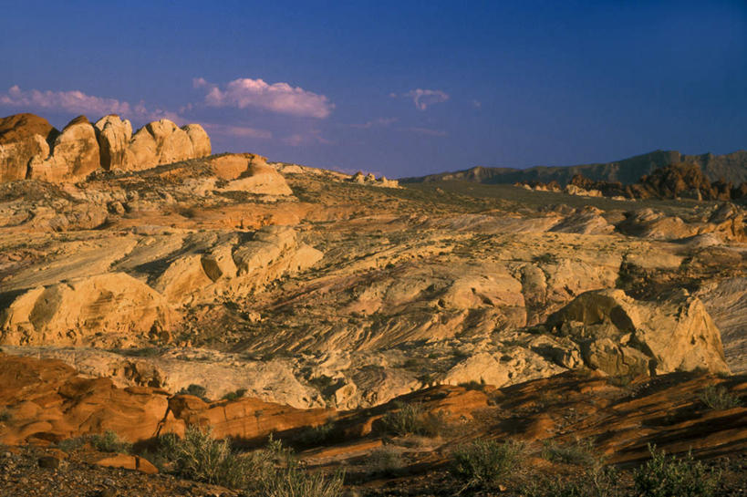无人,公园,横图,俯视,室外,白天,旅游,度假,草地,草坪,石头,美景,山,山脉,植物,美国,阴影,光线,石子,影子,景观,山顶,山峰,云,云朵,山峦,云彩,娱乐,草,树,树木,蓝色,绿色,白云,蓝天,天空,阳光,自然,群山,天,享受,休闲,景色,放松,生长,晴朗,成长,北美,北美洲,国家公园,自然风光,美洲,内华达州,沉积岩,北亚美利加洲,亚美利加洲,内华达,北美艾灌木丛州,产银之州,银山州,银之州,颠峰,极峰,火焰谷国家公园,水成岩,石块,岩石,晴空,彩图,高角度拍摄