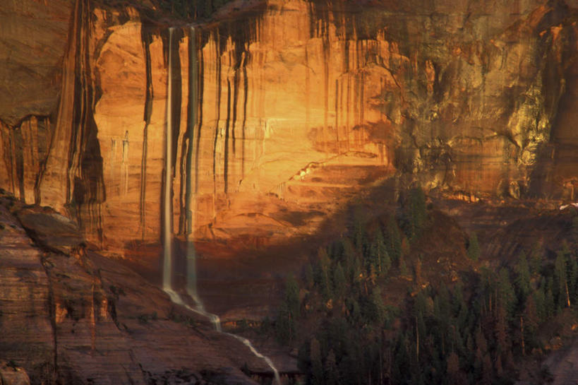 无人,公园,横图,俯视,航拍,室外,白天,旅游,度假,石头,美景,瀑布,山,山脉,水,植物,美国,阴影,飞溅,溅,光线,石子,液体,影子,景观,山峰,水滴,山峦,娱乐,水珠,树,树木,绿色,阳光,自然,群山,享受,休闲,景色,放松,生长,成长,北美,北美洲,犹他州,鸟瞰,喷洒,自然风光,美洲,沉积岩,北亚美利加洲,亚美利加洲,犹他,蜂窝之州,蜂房州,锡安国家公园,宰恩国家公园,水成岩,跌水,石块,岩石,彩图,高角度拍摄