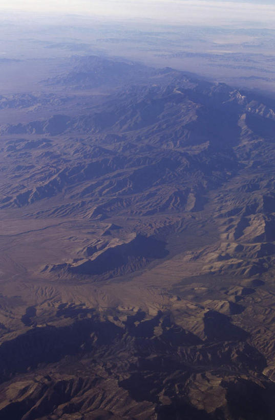 无人,竖图,俯视,航拍,室外,白天,旅游,度假,石头,美景,沙漠,美国,阴影,光线,石子,影子,地平线,景观,云,云朵,辽阔,地面,云彩,娱乐,蓝色,白云,蓝天,天空,阳光,自然,天,享受,休闲,广阔,景色,放松,晴朗,一望无际,亚利桑那,北美,北美洲,犹他州,鸟瞰,自然风光,延伸,美洲,亚利桑那州,内华达州,加州,加利福尼亚州,大峡谷之州,金州,黄金州,天地相交,北亚美利加洲,亚美利加洲,犹他,蜂窝之州,蜂房州,内华达,北美艾灌木丛州,产银之州,银山州,银之州,无边无际,一马平川,莫哈维沙漠,莫哈韦沙漠,大漠,砂漠,石块,岩石,晴空,彩图,高角度拍摄