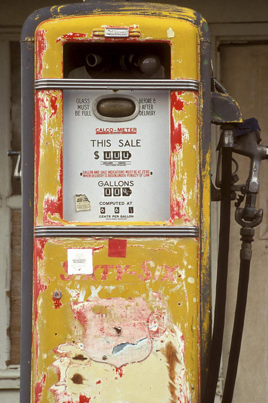 无人,竖图,室外,特写,白天,正面,生锈,英文,标志,文字,字符,字母,标识,加油站,英文字母,腐蚀,侵蚀,加油枪,计量加油枪,输油枪,油枪,腐化,锈迹斑斑,彩图,补充站,公共加油站,汽车加油站