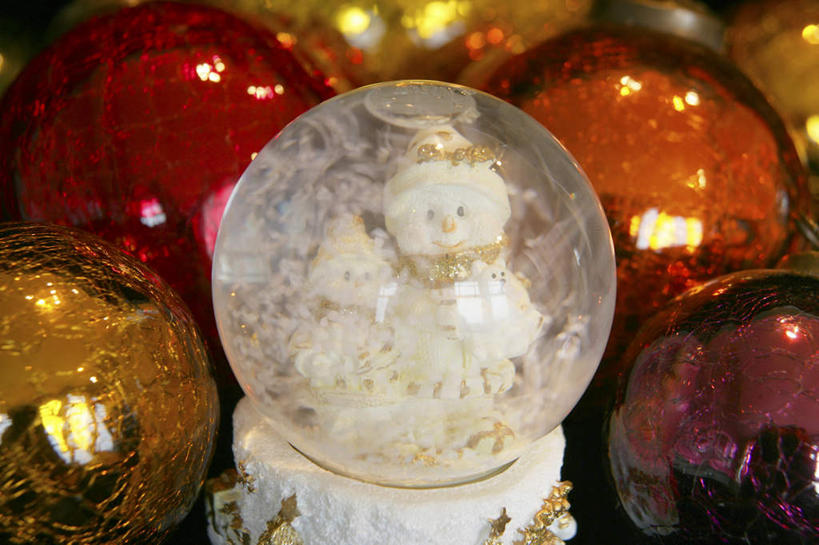 无人,横图,俯视,室内,特写,白天,游戏,雪,大雪,静物,玩具,圣诞节,阴影,节日,朦胧,模糊,庆祝,透明,光线,影子,积雪,雪景,雪人,冬季,冬天,灯光,玩,文化,娱乐,玻璃球,庆典,休闲,球体,水晶球,寒冷,益智,活动,纪念,发泄,消遣,智力,雪花玻璃球,宣泄,严寒,圣诞雪花球,玩耍,嬉戏,彩图,高角度拍摄,拟人
