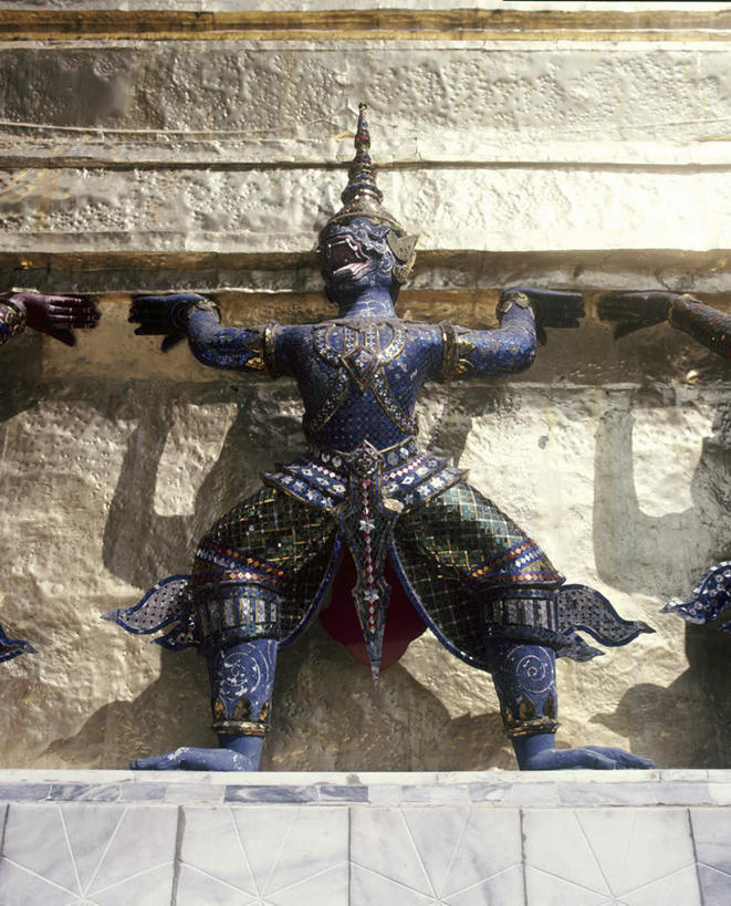 无人,寺庙,竖图,室外,白天,正面,旅游,度假,名胜古迹,标志建筑,地标,建筑,雕塑,曼谷,泰国,亚洲,阴影,节日,遗迹,艺术,装饰,光线,雕刻,雕像,影子,墙,首都,古迹,文化,文物,娱乐,建设,古建筑,墙壁,墙面,阳光,工艺品,庙宇,祈祷,享受,休闲,健康,旅游胜地,放松,许愿,宗教,东南亚,佛教,信仰,纪念,玉佛寺,祈求,美术,主题,陈列,古文明,一尊,泰王国,大皇宫,功能,美学,释教,曼谷皇宫,平安,彩图,全身,皇宫,庙,寺