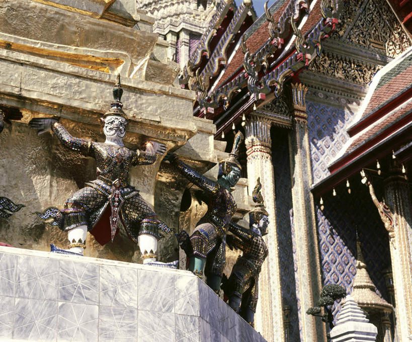 无人,寺庙,横图,室外,白天,仰视,旅游,度假,名胜古迹,标志建筑,地标,建筑,雕塑,曼谷,泰国,亚洲,一排,阴影,节日,遗迹,艺术,整齐,装饰,光线,雕刻,雕像,影子,墙,首都,古迹,文化,文物,娱乐,建设,古建筑,墙壁,墙面,排列,阳光,工艺品,庙宇,祈祷,享受,休闲,健康,旅游胜地,放松,许愿,宗教,东南亚,佛教,信仰,纪念,玉佛寺,祈求,美术,队列,主题,陈列,古文明,泰王国,大皇宫,功能,美学,释教,曼谷皇宫,平安,彩图,低角度拍摄,全身,皇宫,庙,寺