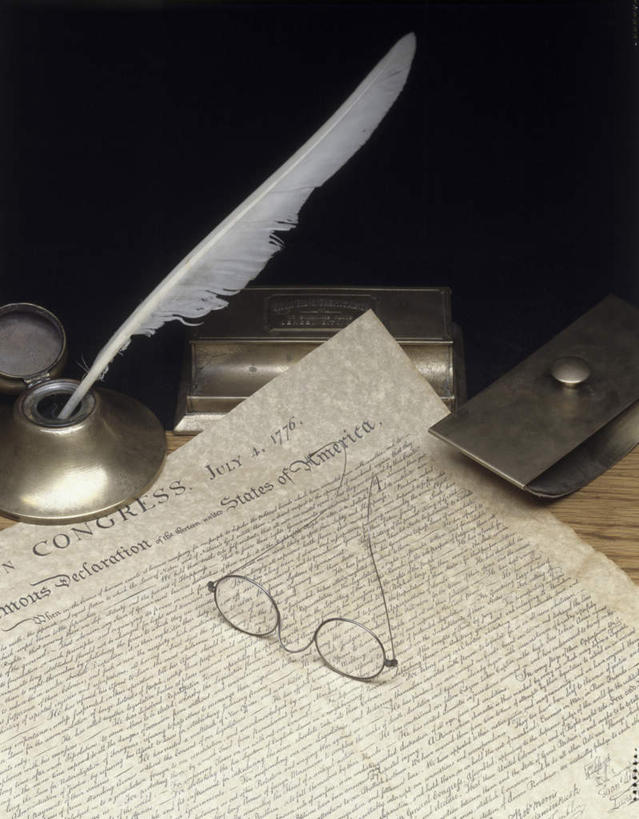 无人,竖图,俯视,室内,特写,白天,桌面,桌子,静物,一副,阴影,反射,木制,笔,材料,档案,文件,眼镜,影子,纸,办公用品,玻璃制品,文具,一个,玻璃瓶,木制品,瓶子,手稿,学习用品,资料,单个,印章,羽毛笔,办公设备,文具用品,证明,文档,签署,近视眼镜,文化工具,鉴定,彩图,高角度拍摄