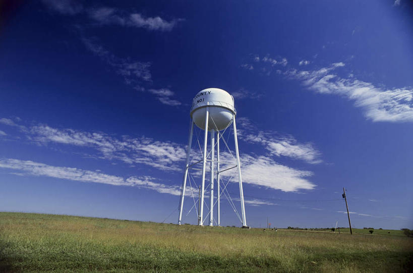 无人,横图,室外,白天,仰视,旅游,度假,草地,草坪,美景,植物,美国,阴影,光线,影子,地平线,景观,云,云朵,辽阔,地面,云彩,娱乐,草,蓝色,绿色,白云,蓝天,天空,阳光,自然,容器,天,享受,休闲,广阔,油罐,储油罐,景色,放松,晴朗,储藏,一望无际,北美,北美洲,储存,自然风光,延伸,美洲,天地相交,北亚美利加洲,亚美利加洲,堪萨斯,堪萨斯州,向日葵之州,向日葵州,无边无际,一马平川,存油罐,贮油罐,晴空,彩图,低角度拍摄,贮存