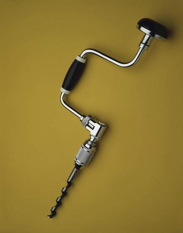 无人,竖图,俯视,室内,特写,白天,桌面,桌子,静物,金属制品,阴影,黄色背景,反射,金属,木制,工具,影子,一个,木制品,摄影,影棚,单个,手摇钻,钻孔,手钻,彩图,高角度拍摄,影棚拍摄,拍摄