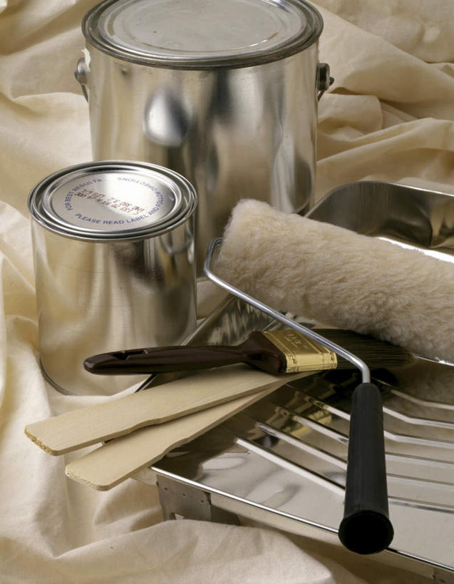 无人,竖图,俯视,室内,特写,白天,装修,桌面,桌子,静物,金属制品,阴影,花纹,反射,金属,木制,布,铁桶,桶,图案,影子,布纹,装潢,粉刷,木制品,容器,刷子,储藏,油漆,滚筒刷,布匹,涂料,储存,滚刷,彩图,高角度拍摄,贮存,滚筒