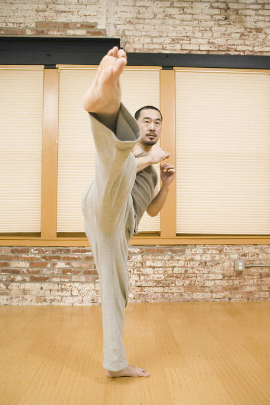 东方人,腿部,脚,脚趾,脚趾甲,腿,一个人,站,竖图,室内,白天,正面,窗帘,亚洲,仅一个男性,仅一个人,服装,装饰,背心,墙,注视,黄种人,光脚,墙壁,墙面,仅一个年轻男性,衣服,帘子,观察,看,站着,赤脚,遮阳,服饰,观看,张开双腿,华丽,修饰,点缀,察看,搏斗,衣着,格斗,穿着,关注,衬托,美观,雅致,雅观,衣饰,肉搏,展开双腿,男人,男性,年轻男性,亚洲人,脚指甲,站立,彩图,全身,伸展双腿