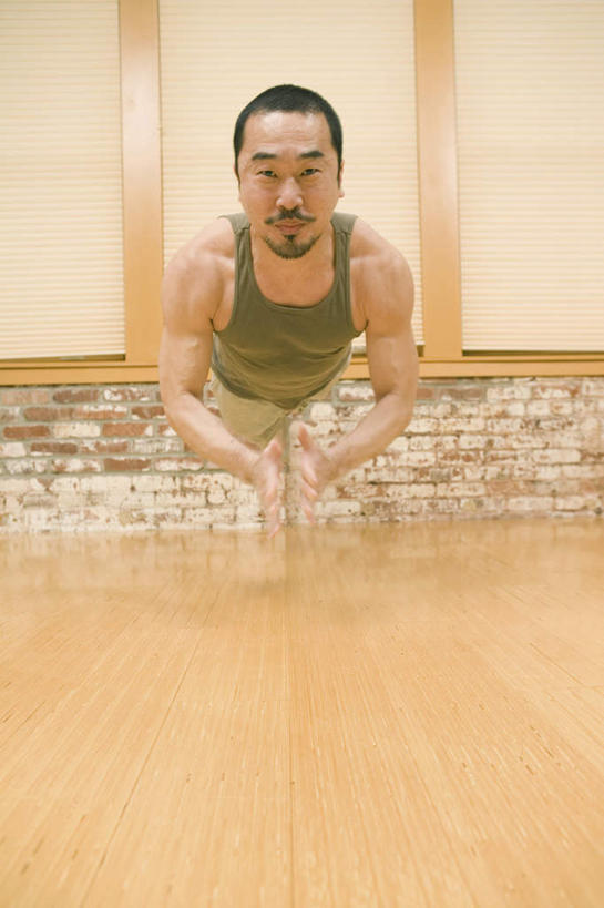 东方人,西方人,一个人,俯卧撑,竖图,室内,白天,正面,锻炼,运动,窗帘,地板,欧洲,欧洲人,亚洲,仅一个男性,仅一个人,撑,服装,装饰,背心,墙,地面,注视,黄种人,木地板,墙壁,墙面,仅一个年轻男性,衣服,帘子,观察,看,遮阳,腾空,服饰,观看,华丽,修饰,点缀,察看,撑着,衣着,穿着,关注,衬托,美观,雅致,雅观,衣饰,凌空,体育,男人,男性,年轻男性,白种人,亚洲人,伏地挺身,彩图,全身,健身,掌上压