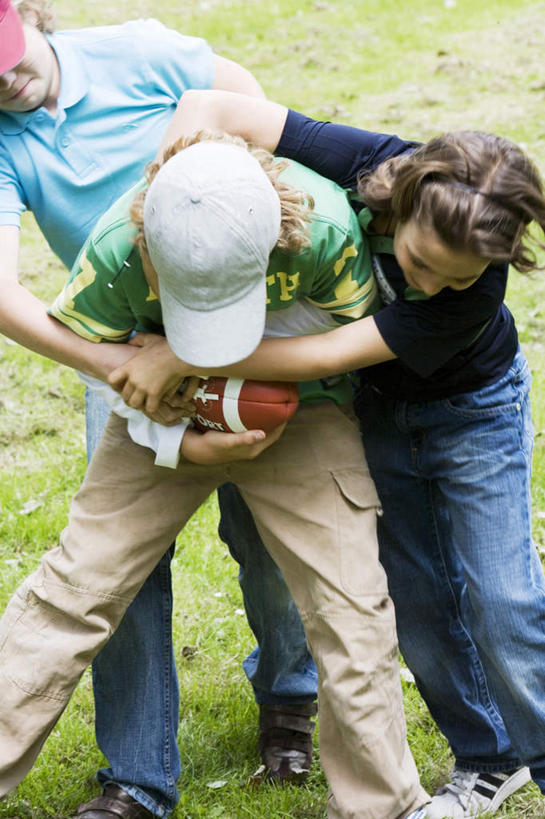 西方人,儿童,三个人,伙伴,朋友,站,抱,笑,微笑,露齿笑,竖图,室外,白天,正面,锻炼,友谊,纯洁,成功,运动,合作,团队,信心,竞争,橄榄球,草地,草坪,植物,帽子,欧洲,欧洲人,握,服装,装饰,头饰,速度,拿,拿着,注视,休闲装,运动器械,运动帽,队伍,草,小孩,衣服,绿色,发箍,发饰,饰品,观察,看,站着,休闲,休闲服,健身器械,鸭舌帽,可爱,力量,平衡,童年,童趣,抢夺,握着,服饰,头箍,抱着,观看,华丽,修饰,协调,点缀,察看,搂着,成就,关注,健身器材,灵敏,合伙,发卡,童真,烂漫,无邪,配饰,柔韧,衬托,美观,雅致,雅观,美式橄榄球,耐力,劫掠,掠取,体育,天真,友情,美式足球,男孩,男人,男性,女孩,女人,女性,白种人,搂,搂抱,站立,半身,彩图,健身,运动器材,男生,女生