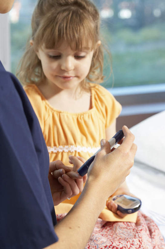 西方人,儿童,两个人,医生,病人,医院,坐,竖图,室内,白天,正面,工作服,制服,纯洁,冰山,山,植物,窗户,靠垫,欧洲,欧洲人,握,服装,朦胧,模糊,冰,山峰,靠枕,山峦,拿,拿着,注视,休闲装,冰川,玻璃窗,树,树木,小孩,衣服,绿色,自然,垫子,枕头,观察,看,医护人员,医疗人员,休闲,休闲服,寒冷,可爱,童年,童趣,握着,服饰,生长,成长,观看,察看,冰冷,关注,病患,医疗器械,防护服,冰河,医疗工具,隔离服,童真,无菌服,烂漫,无邪,医疗机构,严寒,冰凉,酷寒,凛冽,凛凛,极冷,工作制服,天真,年轻女性,女孩,女人,女性,白种人,孩子,大夫,患者,就医者,坐着,半身,彩图,工作套服,病院,诊所,防静电工装,隔工作服,洁净工装,洁净工作服,净化服,无尘工作服,无尘衣,血糖检测仪,血糖仪,女生