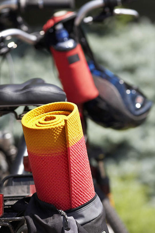 无人,竖图,室外,特写,白天,正面,草地,草坪,植物,摩托车,帽子,一辆,阴影,朦胧,模糊,反射,头盔,影子,车,草,绿色,安全帽,交通工具,载具,彩图