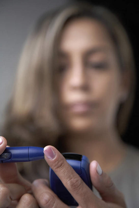 西方人,脸,头,脸颊,手,一个人,坐,竖图,室内,特写,白天,正面,欧洲,欧洲人,双手,仅一个年轻女性,仅一个女性,仅一个人,握,阴影,服装,朦胧,模糊,装饰,反射,影子,拿,指甲油,拿着,注视,休闲装,肩膀,衣服,紫色,观察,看,休闲,手部,休闲服,握着,服饰,观看,华丽,修饰,点缀,察看,关注,医疗器械,医疗工具,衬托,美观,雅致,雅观,年轻女性,女人,女性,白种人,头部,脸部,脸蛋,面部,坐着,半身,彩图,血糖检测仪,血糖仪