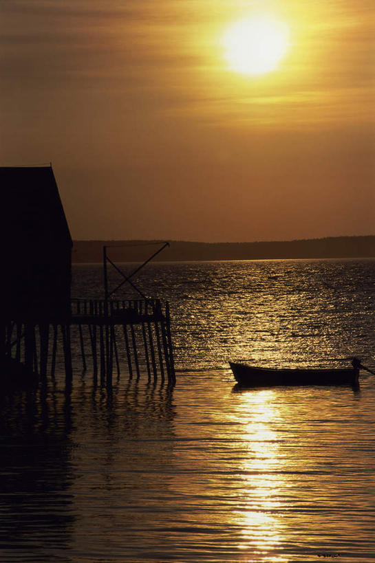 无人,竖图,室外,白天,正面,旅游,度假,湖,湖泊,美景,日落,水,太阳,船,加拿大,阴影,波纹,光线,影子,湖面,景观,水流,水面,晚霞,霞光,落日,木船,涟漪,背光,娱乐,倒影,水纹,阳光,自然,黄昏,交通工具,波浪,湖水,享受,休闲,景色,彩霞,放松,倒映,北美,舟,北美洲,自然风光,载具,美洲,逆光,新斯科舍,水晕,北亚美利加洲,亚美利加洲,新斯科舍省,夕照,反照,夕阳,彩图,斜阳