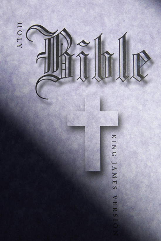 无人,竖图,室内,特写,白天,正面,静物,书籍,一本,阴影,节日,艺术,反射,英文,标志,十字架,文字,影子,字符,字母,圣经,文化,标识,书本,祈祷,健康,许愿,创意,宗教,信仰,纪念,英文字母,祈求,经书,创新,新意,艺术字,装饰字,平安,书,图书,彩图,耶经