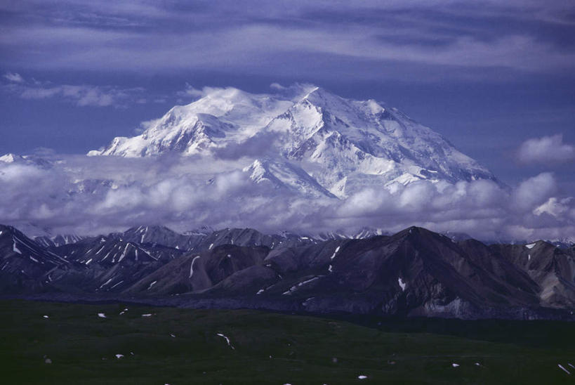无人,横图,室外,白天,正面,旅游,度假,草地,草坪,美景,山,雪,雪山,植物,大雪,美国,阴影,光线,影子,冰,积雪,景观,山峰,雪景,云,云朵,冬季,冬天,山峦,云彩,娱乐,草,蓝色,绿色,白云,蓝天,天空,阳光,自然,天,享受,休闲,景色,放松,寒冷,晴朗,冰冷,北美,北美洲,国家公园,自然风光,美洲,阿拉斯加,阿拉斯加州,北亚美利加洲,亚美利加洲,严寒,冰凉,酷寒,凛冽,凛凛,极冷,最后的边疆,午夜阳光之地,德纳里国家公园,晴空,彩图