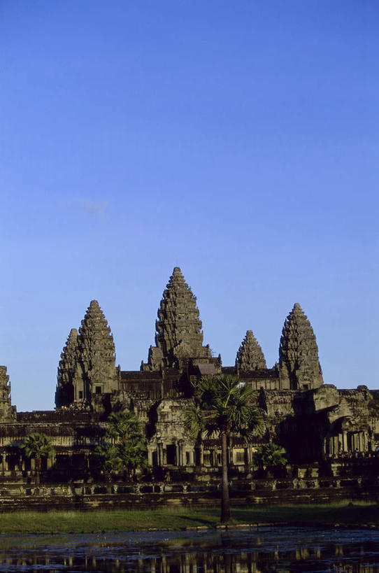 无人,寺庙,竖图,室外,白天,正面,旅游,度假,名胜古迹,标志建筑,地标,建筑,吴哥窟,柬埔寨,亚洲,阴影,节日,遗迹,光线,影子,燃烧,古迹,文化,文物,娱乐,建设,古建筑,蓝色,蓝天,天空,阳光,香火,庙宇,天,祈祷,享受,休闲,健康,旅游胜地,放松,许愿,宗教,信仰,晴朗,纪念,祈求,古文明,万里无云,吴哥寺,高棉,柬埔寨王国,吉蔑,平安,晴空,晴空万里,彩图,庙,寺