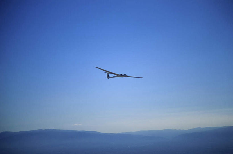 无人,横图,室外,白天,正面,美景,山,山脉,飞机,阴影,光线,影子,景观,山峰,云,云朵,交通,山峦,云彩,航空,一个,蓝色,白云,蓝天,天空,阳光,自然,滑翔机,交通工具,群山,天,景色,运输,晴朗,单个,自然风光,载具,晴空,彩图