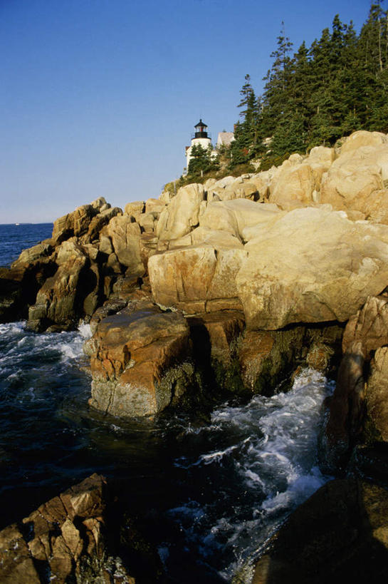 无人,公园,竖图,室外,白天,正面,旅游,度假,海浪,海洋,石头,美景,山,山脉,植物,道路,美国,阴影,光线,信息,石子,影子,景观,浪花,山峰,灯塔,交通,山峦,方向,娱乐,树,树木,蓝色,绿色,蓝天,天空,阳光,自然,海水,群山,天,享受,休闲,景色,放松,生长,晴朗,成长,引导,指引,北美,北美洲,国家公园,自然风光,美洲,海景,缅因州,阿卡迪亚国家公园,万里无云,北亚美利加洲,亚美利加洲,缅因,松林之州,卡地亚国家公园,航标,大海,风浪,海,海水的波动,近岸浪,石块,岩石,涌浪,晴空,晴空万里,彩图,导航