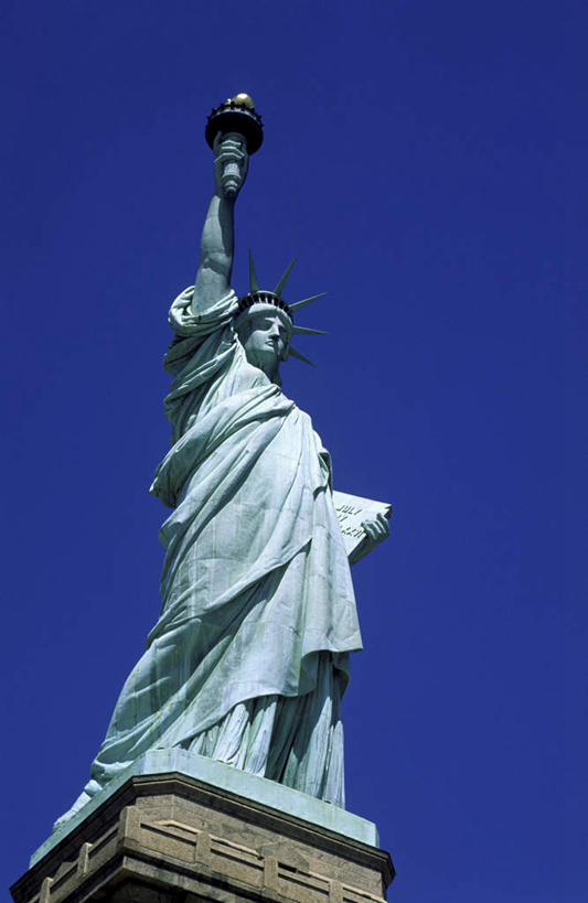 西方人,一个人,无人,举,竖图,室外,白天,仰视,旅游,度假,自由,名胜古迹,城市,地标,雕塑,自由女神像,欧洲,纽约,美国,欧洲人,仅一个女性,仅一个人,自由女神,阴影,遗迹,光线,雕刻,雕像,影子,曼哈顿,火炬,古迹,历史,文物,娱乐,古建筑,哈德逊河,自由岛,蓝色,蓝天,天空,阳光,天,托,仅一个中年女性,享受,休闲,旅游胜地,放松,晴朗,北美,北美洲,美好,美洲,追求,古文明,向往,世界文化遗产,纽约市,纽约州,万里无云,北亚美利加洲,亚美利加洲,自由女神国家纪念区,自由女神铜像国家纪念碑,女人,女性,中年女性,白种人,晴空,晴空万里,举起,举手,举着,向上举,向上伸,向上托,彩图,低角度拍摄,全身,曼哈顿岛,标志性建筑