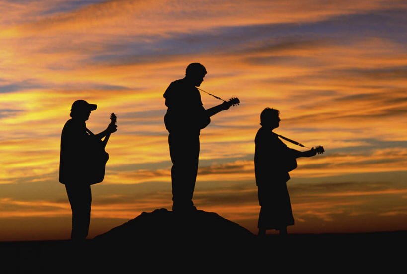 西方人,三个人,伙伴,朋友,站,横图,室外,白天,仰视,友谊,美景,日落,山,山脉,帽子,欧洲,欧洲人,握,服装,景观,山峰,晚霞,霞光,落日,吉他,乐器,弦乐器,山峦,三把,背光,弹奏,演奏,休闲装,运动帽,衣服,自然,黄昏,群山,站着,休闲,休闲服,鸭舌帽,景色,彩霞,握着,服饰,自然风光,弹拨弦鸣乐器,逆光,三顶,夕照,友情,男人,男性,年轻男性,白种人,夕阳,站立,彩图,低角度拍摄,全身,斜阳,弹拨弦乐器