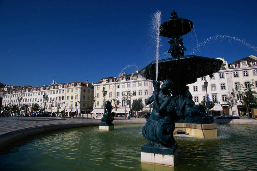 西方人,家,站,走,横图,室外,白天,仰视,旅游,度假,水,植物,标志建筑,地标,建筑,喷泉,雕塑,葡萄牙,欧洲,欧洲人,行人,游客,游人,阴影,飞溅,服装,艺术,装饰,溅,光线,雕刻,雕像,液体,影子,房屋,屋子,景观,水滴,首都,许多人,注视,休闲装,文化,娱乐,建设,楼房,里斯本,路人,旅客,住宅,水珠,树,树木,衣服,蓝色,绿色,蓝天,天空,阳光,自然,工艺品,天,观察,看,品味,站着,一群人,享受,休闲,休闲服,旅游胜地,放松,服饰,生长,晴朗,成长,观看,纪念,美术,察看,关注,南欧,喷洒,主题,水景,陈列,万里无云,功能,美学,美观,葡萄牙共和国,过客,男人,男性,年轻男性,年轻女性,女人,女性,白种人,设计,晴空,晴空万里,步行,散步,站立,走路,半身,彩图,低角度拍摄,房子,罗西欧广场