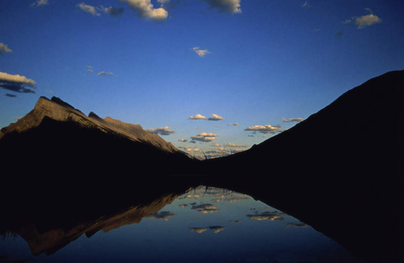 无人,横图,室外,白天,正面,旅游,度假,湖,湖泊,美景,山,山脉,水,加拿大,阴影,光线,影子,湖面,景观,山峰,水流,水面,云,云朵,山峦,云彩,娱乐,蓝色,白云,倒影,蓝天,天空,阳光,自然,湖水,群山,天,享受,休闲,景色,放松,晴朗,倒映,北美,北美洲,国家公园,自然风光,美洲,阿尔伯塔省,班夫国家公园,阿尔伯塔,北亚美利加洲,亚美利加洲,艾伯塔,艾伯塔省,反照,晴空,彩图