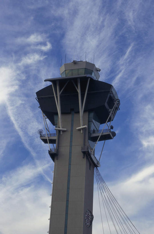 无人,竖图,室外,白天,仰视,旅游,度假,标志建筑,城市,地标,建筑,美国,阴影,高大,光线,影子,云,云朵,塔,云彩,娱乐,建设,蓝色,白云,蓝天,天空,阳光,天,享受,休闲,旅游胜地,放松,晴朗,控制,北美,北美洲,加利福尼亚,美洲,加州,洛杉矶,加利福尼亚州,金州,黄金州,北亚美利加洲,亚美利加洲,天使之城,洛杉矶国际机场,晴空,彩图,低角度拍摄