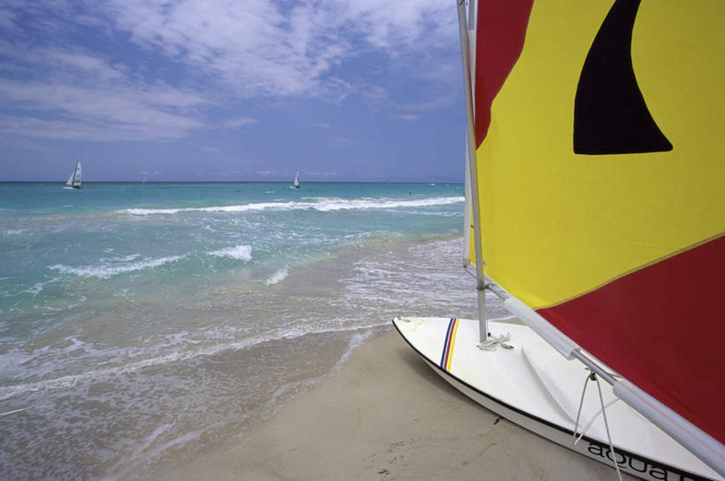 无人,横图,室外,白天,正面,旅游,度假,海浪,海洋,美景,沙滩,古巴,阴影,光线,帆板,沙子,影子,海岸,景观,浪花,水平线,云,云朵,辽阔,海平线,沙地,首都,云彩,娱乐,运动器械,蓝色,白云,蓝天,天空,阳光,自然,海水,天,享受,休闲,广阔,健身器械,景色,放松,晴朗,一望无际,北美,北美洲,自然风光,美洲,健身器材,海景,哈瓦那,北亚美利加洲,亚美利加洲,古巴共和国,无边无际,一马平川,冲浪装备,大海,风浪,海,海水的波动,海滩,近岸浪,涌浪,晴空,彩图,巴拉德罗,巴拉德罗海滩,水天相接,水天一线,运动器材