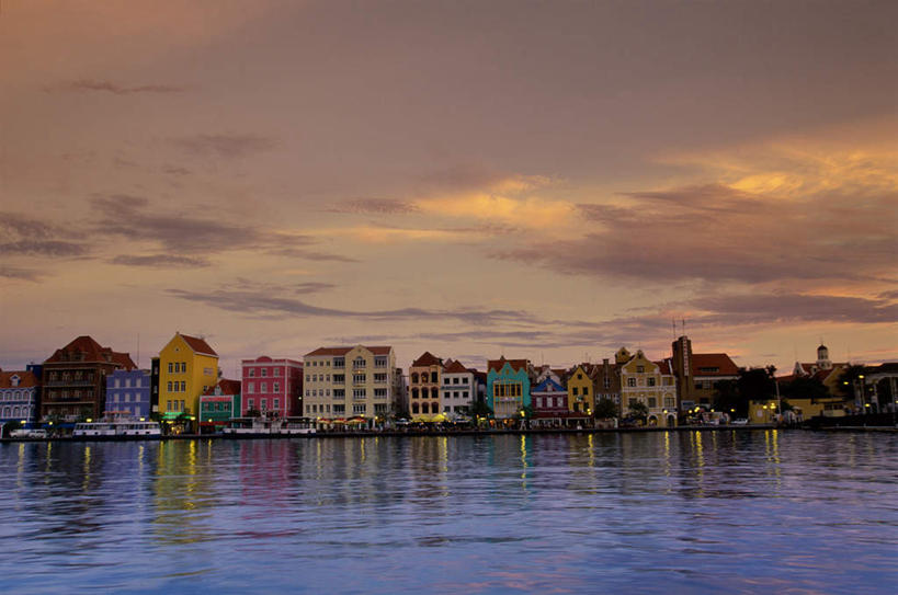 无人,家,横图,室外,白天,正面,度假,海浪,海洋,美景,日落,植物,城市风光,城市,棕榈树,叶子,一排,整齐,房屋,屋子,景观,浪花,晚霞,霞光,落日,公寓,绿叶,娱乐,洋房,楼房,住宅,树,树木,排列,绿色,自然,海水,黄昏,享受,休闲,嫩叶,景色,彩霞,南美,放松,生长,成长,南美洲,西印度群岛,拉丁美洲,队列,美洲,海景,棕榈叶,荷属安的列斯群岛,亚美利加洲,南亚美利加洲,夕照,库拉索岛,叶,叶片,大海,风浪,海,海水的波动,近岸浪,涌浪,夕阳,彩图,房子,斜阳