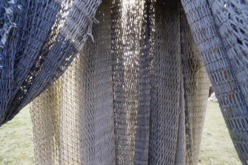 无人,横图,室外,特写,白天,正面,静物,吊挂,悬挂,阴影,光线,影子,挂,阳光,渔网,渔具,抓捕,捕捞,鱼网,拉网,捕捞工具,彩图