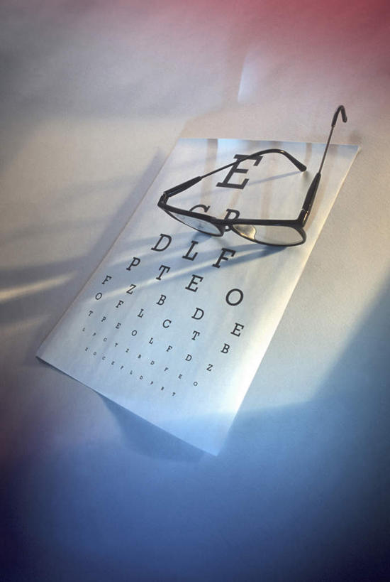无人,竖图,俯视,室内,特写,白天,静物,一副,阴影,反射,英文,标志,图表,文字,眼镜,影子,字符,字母,标识,摄影,影棚,英文字母,医疗设备,医疗器械,视力表,医疗工具,近视眼镜,检测工具,彩图,高角度拍摄,影棚拍摄,拍摄