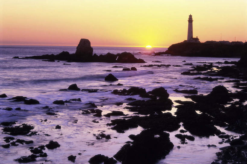 无人,横图,室外,白天,正面,旅游,度假,海浪,海洋,石头,美景,日落,沙滩,道路,美国,信息,沙子,石子,海岸,景观,浪花,晚霞,霞光,落日,灯塔,交通,沙地,背光,方向,娱乐,自然,海水,黄昏,享受,休闲,景色,彩霞,放松,引导,指引,北美,北美洲,加利福尼亚,自然风光,美洲,逆光,海景,加州,加利福尼亚州,金州,黄金州,北亚美利加洲,亚美利加洲,航标,夕照,鸽点灯塔,大海,风浪,海,海水的波动,海滩,近岸浪,石块,岩石,涌浪,夕阳,彩图,导航,斜阳