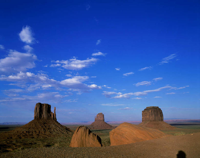 无人,横图,室外,白天,正面,旅游,度假,石头,美景,沙漠,山,山脉,美国,阴影,光线,石子,影子,景观,山峰,云,云朵,山峦,云彩,娱乐,蓝色,白云,蓝天,天空,阳光,自然,群山,天,享受,休闲,景色,放松,晴朗,亚利桑那,北美,北美洲,自然风光,美洲,亚利桑那州,沉积岩,纪念碑山谷,纪念碑谷,纪念碑山谷公园,纪念谷,大峡谷之州,北亚美利加洲,亚美利加洲,纪念碑谷纳瓦霍部落公园,水成岩,大漠,砂漠,石块,岩石,晴空,彩图